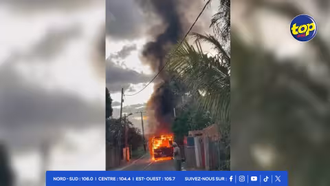 Canot-Un-autobus-de-la-UBS-prend-feu