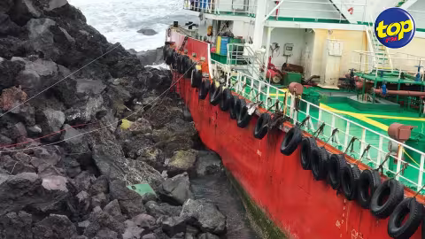La Réunion, Saint-Philippe : des opérations pour dépolluer le Tresta Star et empêcher les curieux d’accéder à l’épave