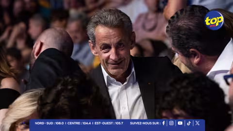 France- Nicolas Sarkozy incarcéré : une foule de sympathisants en soutien avant son départ pour la prison de la Santé