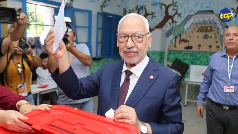 Crise politique en Tunisie : le chef du Parlement Ghannouchi en sit-in devant la chambre, après avoir été empêché d’y accéder par l’armée