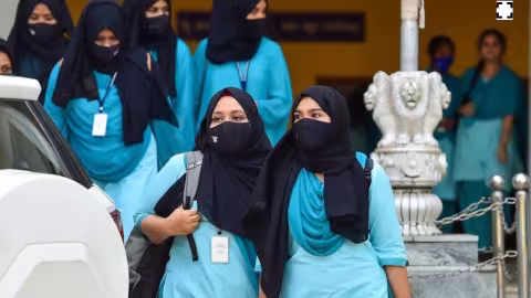 Des musulmanes indiennes brûlent des hijabs en faveur des  iraniennes