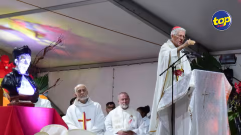Au caveau du bienheureux père Laval hier :  ‘Mo leker saigner, ena 25% de nou bane zelev ki échouer l’éducation primaire, zot ine larguer par enn système éducation ki pas adapter à zot culture !’ déplore le cardinal Piat