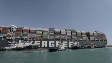 Canal de Suez : une marée haute suscite l’espoir de libérer l'”Ever Given”