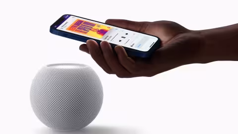 Apple vient de présenter l’HomePod Mini. Cette nouvelle enceinte est plus compacte, et elle coûte trois fois moins cher que l’HomePod, tout en apportant de nouvelles fonctionnalités intelligentes.