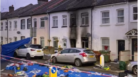Une femme arrêtée pour « négligence » après la mort de 4 enfants dans l’incendie d’une maison