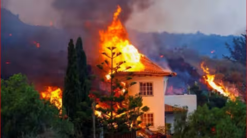La lave du volcan des Canaries atteint 1 000 °C et engloutit 100 maisons
