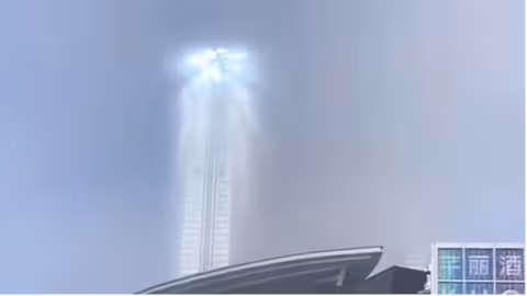Une véritable colonne de lumière : Un phénomène inhabituel apparaît au-dessus d’une ville chinoise