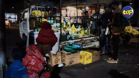 Le Zimbabwe est plongé dans une crise économique gravissime depuis une vingtaine d’années, marquée par des pénuries d’argent et de nourriture : shopping nocturne pour échapper à la flambée des prix