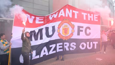 Les supporters de Manchester United envahissent Old Trafford – match Liverpool-Manchester renvoyé