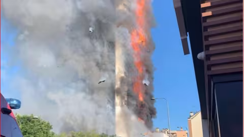 Un immeuble de 20 étages ravagé par les flammes à Milan