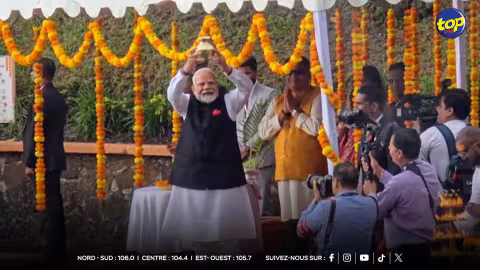 À Grand Bassin : Shri Narendra Modi offre de l’eau sacrée du Maha Kumbh au Ganga Talao 