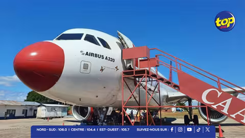 Naissance en plein ciel : une passagère accouche à bord d’un avion 
