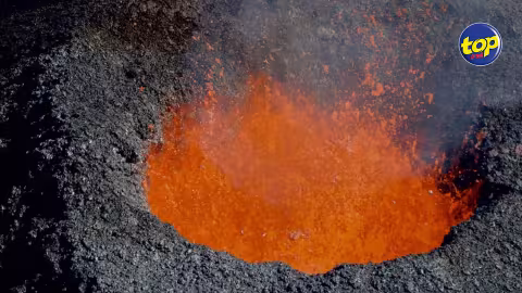 A la Réunion : Piton de la Fournaise, survol du volcan après une semaine d’éruption