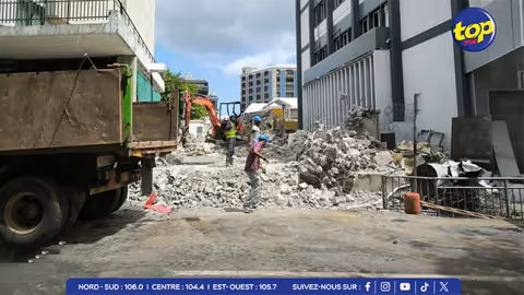 Problèmes d’inondations à Port-Louis : Le bâtiment de KFC enfin démoli