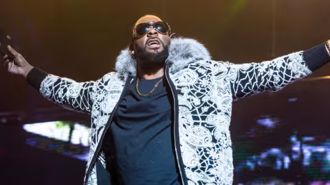 Le chanteur de « I believe I can fly », R. Kelly, condamné à 30 ans de prison pour viols sur mineures