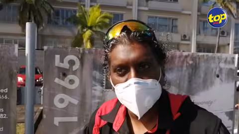 Devant l’Hôtel du gouvernement ce matin : l’activiste Reuben Pillay se fait arracher sa pancarte sur laquelle il réclamait la démission du Speaker