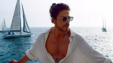 Shah Rukh Khan et Amitab Bachan dénoncent  les trolls de droite concernant  le bikni safran de Deepika dans Pathaan