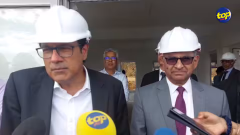 Site visite des maisons NHDC à la Valette, Bambous : « Sa projet la so raison d’être, à côté du réservoir de La Ferme ena 200 familles qui pe vivre dans ban condition très pénible » a indiqué le Premier ministre adjoint, Steven Obeegadoo