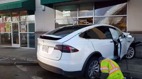 Une Tesla défonce un immeuble en raison d’un dysfonctionnement – le conducteur légèrement blessé