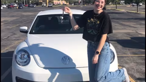 Une fille de 15 ans obtient une voiture en cadeau en assistant aux funérailles du propriétaire