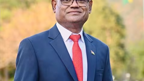 Le ministre Mahend Gungapersad annonce une révision des lois afin de décourager les élèves de s'engager dans des activités illicites.