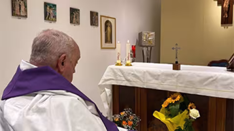 Première photo du pape hospitalisé, qui se dit « affaibli »
