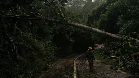 Intempéries : la route menant à Chamarel obstruée et fermée à la circulation