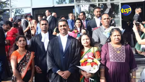 Son frère Somand et lui ont prêté serment comme avocats vendredi : « Notre père, laboureur dans la fonction publique, a toujours su que l’éducation est la clé du succès », déclare Vyas Adheen