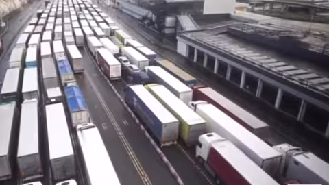 Plus de 50 pays fermés aux Britanniques : des camions de marchandises bloqués à la frontière