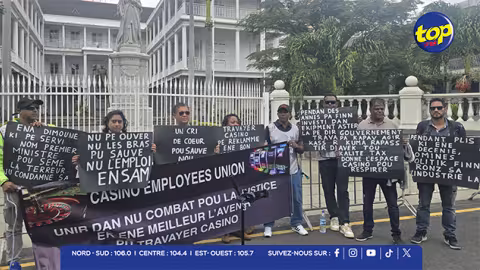 Des employés de casino manifestent devant l’Assemblée nationale pour dénoncer leurs conditions de travail