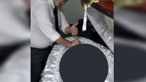 Des photos d’employés des pompes funèbres prises devant le cercueil ouvert de Maradona scandalisent l’Argentine