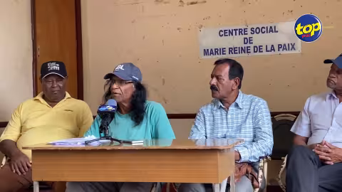 Ils réclament la réouverture de l’École Navale : « Lor marché mauricien ene marin pena aster…dans port trois-quart etranger pé travay…nu ena ene lekol navale li cuma ene cimitiere aster », martèle Chan Sicharam