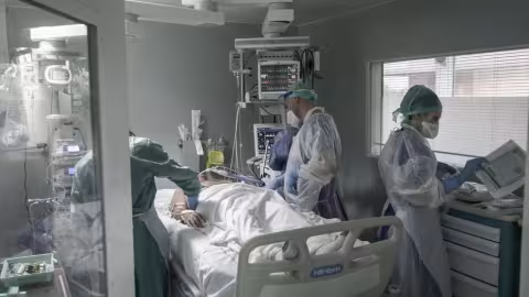 Covid-19 : l’OMS recommande le tocilizumab après les bons résultats d’une vaste étude