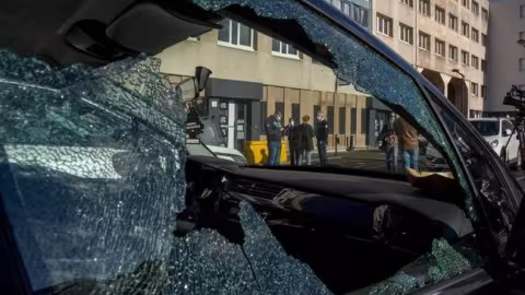 Un poste de police attaqué par 40 personnes encagoulées en France