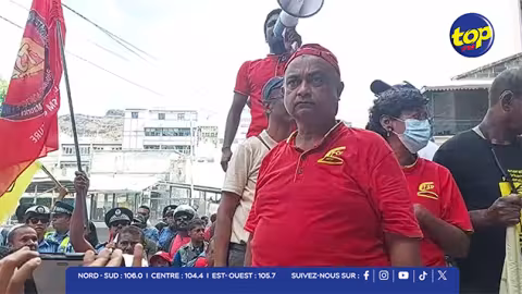 Des Mauriciens réunis en masse à Port-Louis pour manifester contre le rehaussement de l’âge de la pension universelle
