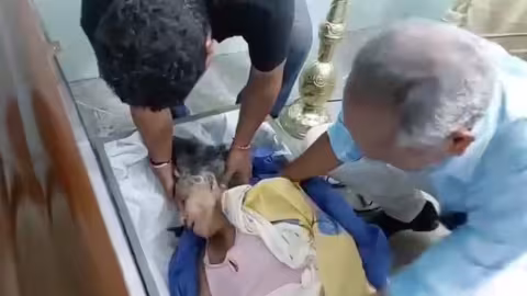 La femme qui a frappé sur un cercueil à ses funérailles meurt après une semaine à l’hôpital