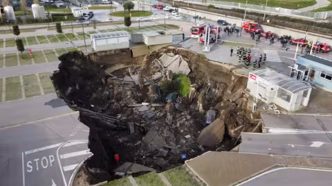 Italie : impressionnantes images de l’effondrement du parking d’un hôpital après une implosion