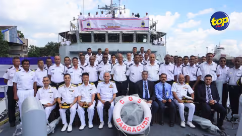 En réparation en Inde : Les membres de l’équipage du Barracuda, navire de la National Coast Guard, reçoivent la visite de l’amiral Karambir Singh
