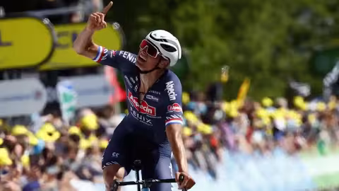 Tour de France : Mathieu van der Poel s’impose à Mûr-de-Bretagne et prend le maillot jaune à Julian Alaphilippe