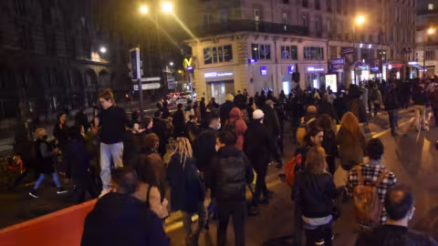 Manifestation sauvage à Paris et à travers la France contre le reconfinement