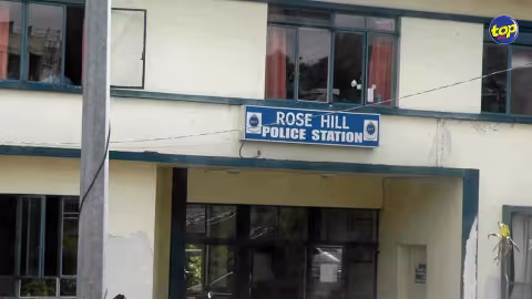Au poste de police de Rose Hill : en manque de drogue, un détenu fait une tentative de suicide