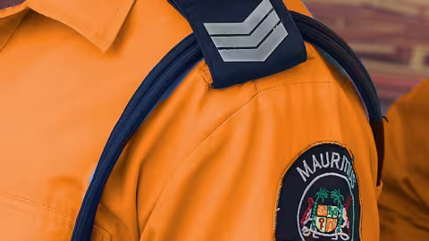 La police en uniforme orange ?  – [ Editorial de Nad Sivaramen]