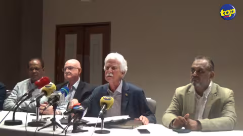 Réouverture partielle des frontières : Paul Bérenger dénonce la « mauvaise gestion » du gouvernement