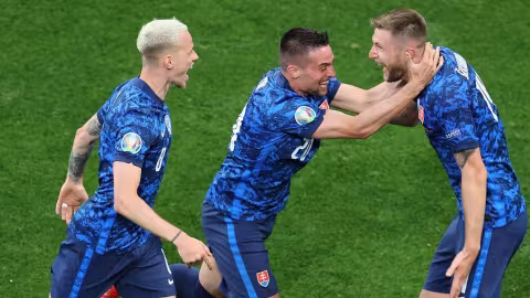 Dans le premier match du groupe E de l’Euro ,Réduite à 10 à l’heure de jeu, la Pologne s’est inclinée face à la Slovaquie (2-1)