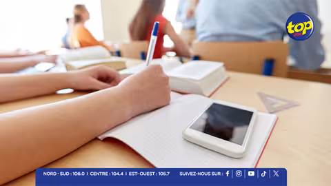 Réglementation des portables à l'école : une initiative gouvernementale largement saluée par les parents