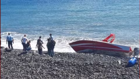 Ile de la Réunion : un bateau s’échoue sur une plage de galets, sans équipage