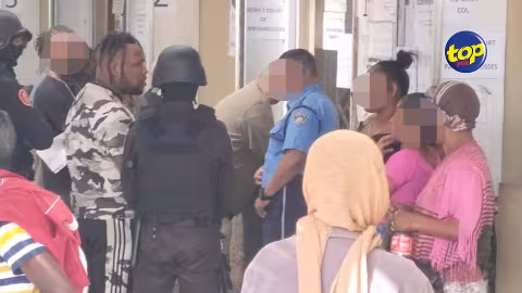 Raquel Jolicoeur est arrivé en cour de Port Louis ce jeudi matin : Il s’est acquitté de deux cautions de Rs 300 000 pour retrouver la liberté conditionnelle. Il est conduit en ce moment à la cour de Pamplemousses pour régler le reste de sa caution