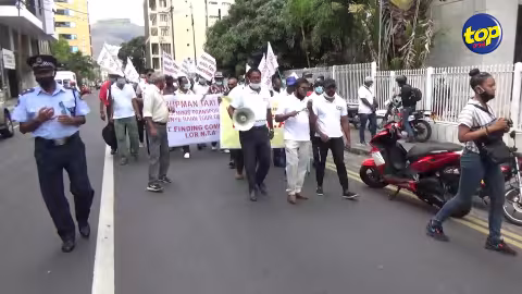 Marche pacifique de la Fédération des Taxis d’hôtel dans la capitale : la démission des ministres Renganaden Padayachy, Yogida Sawmynaden et Steven Obeegadoo réclamée