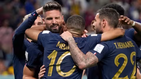 Coupe du monde 2022 : les Bleus réussissent leur entrée face à l’Australie, Giroud égale Henry