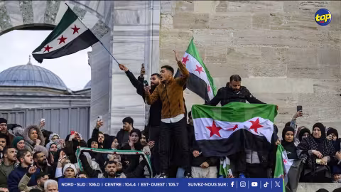 Syrie: Raqqa célèbre le nouveau drapeau, symbole de la révolution, et espère voir le pays réunifié